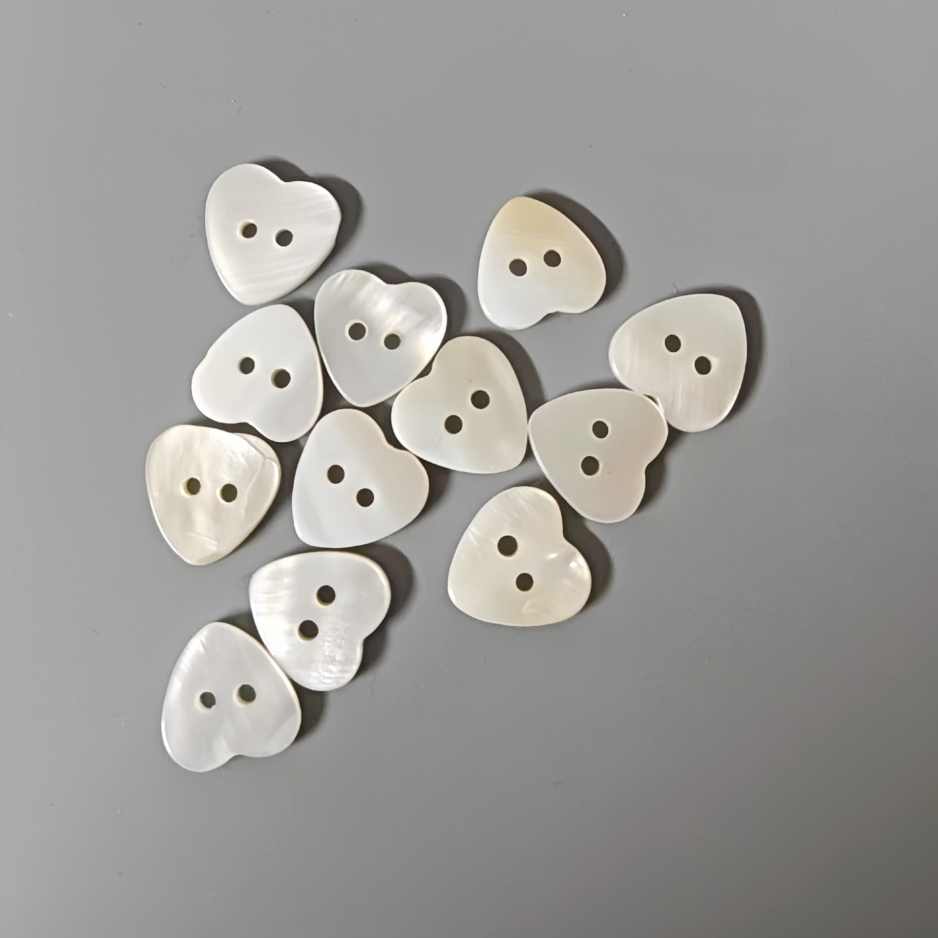 White heart-shaped natural river shell buttons with 2 holes (60pcs)