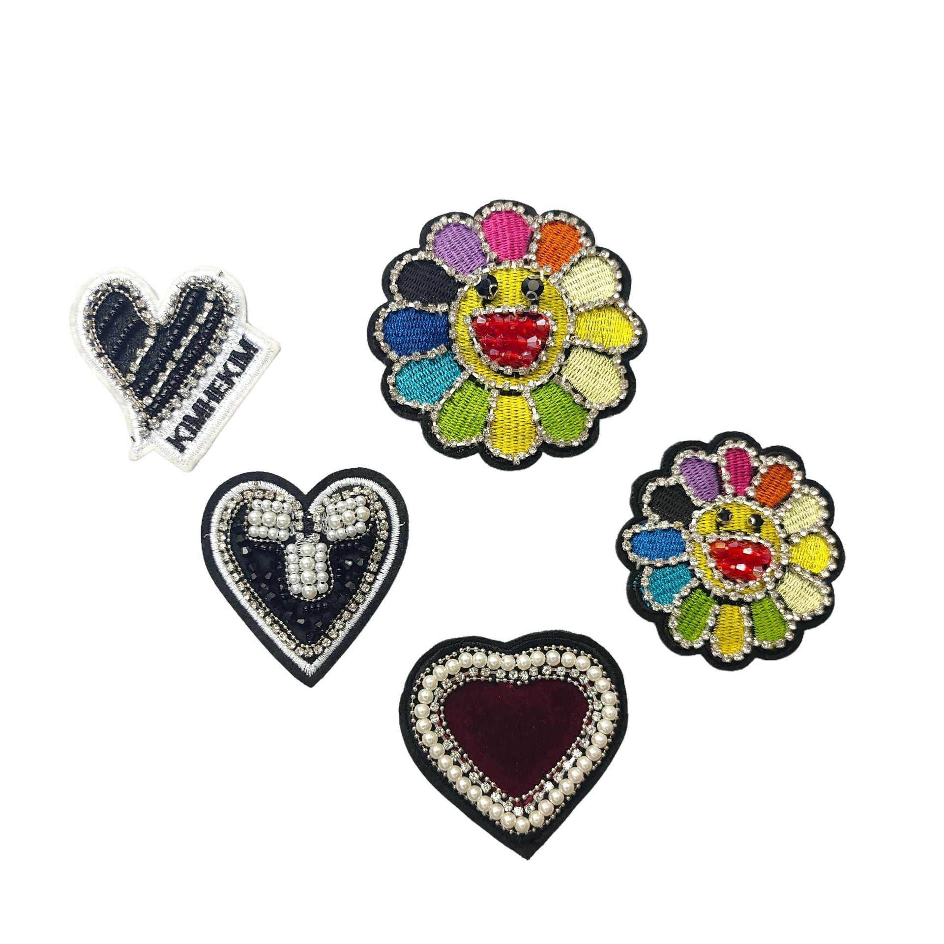 Pack de parches bordados: girasol con cristal y corazones con pedrería y perlas.