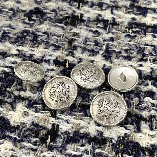 Runde Metallknöpfe in silberfarben mit erhabenem Wappenmotiv und Öse auf der Rückseite.