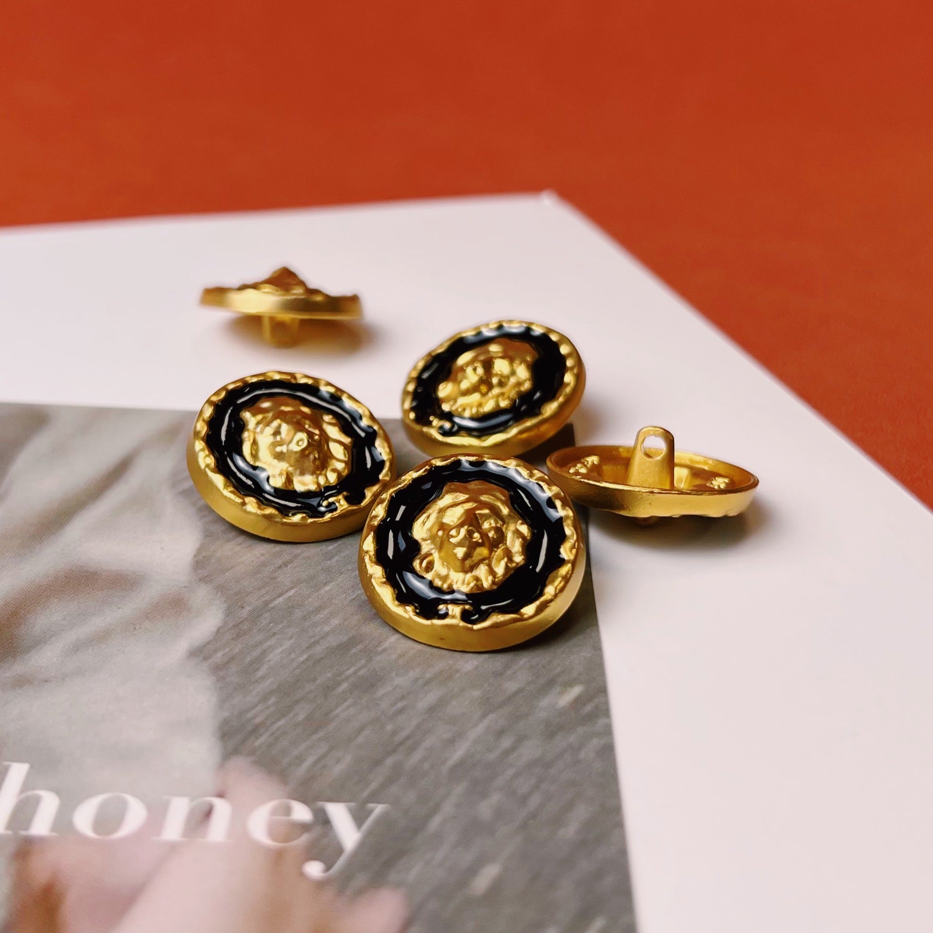 Mehrere Metallknöpfe mit Löwenkopf-Emblem, schwarz und gold, mit Metallöse, 18/25 mm
