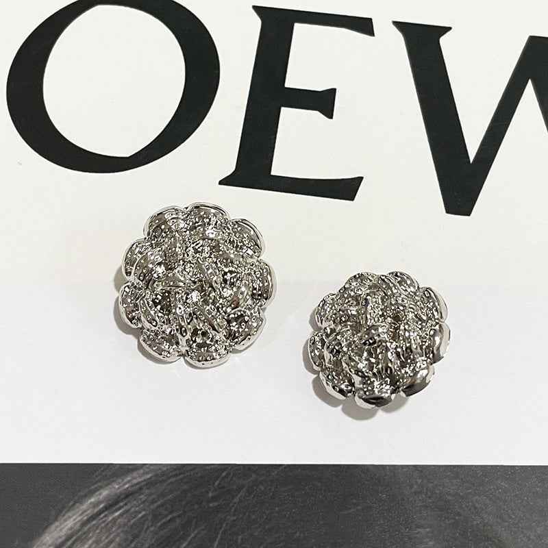 Spiral flower metal shank button, silver color, 2-piece close-up