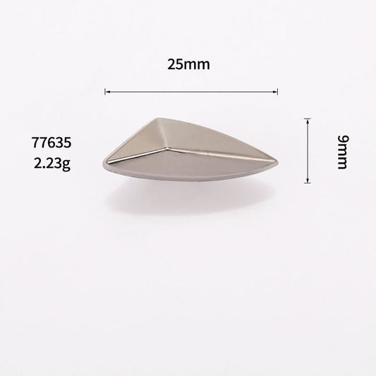 Einzeln gezeigter Diamant-förmiger Metall-Schaftknopf in Nickel, 25x9 mm