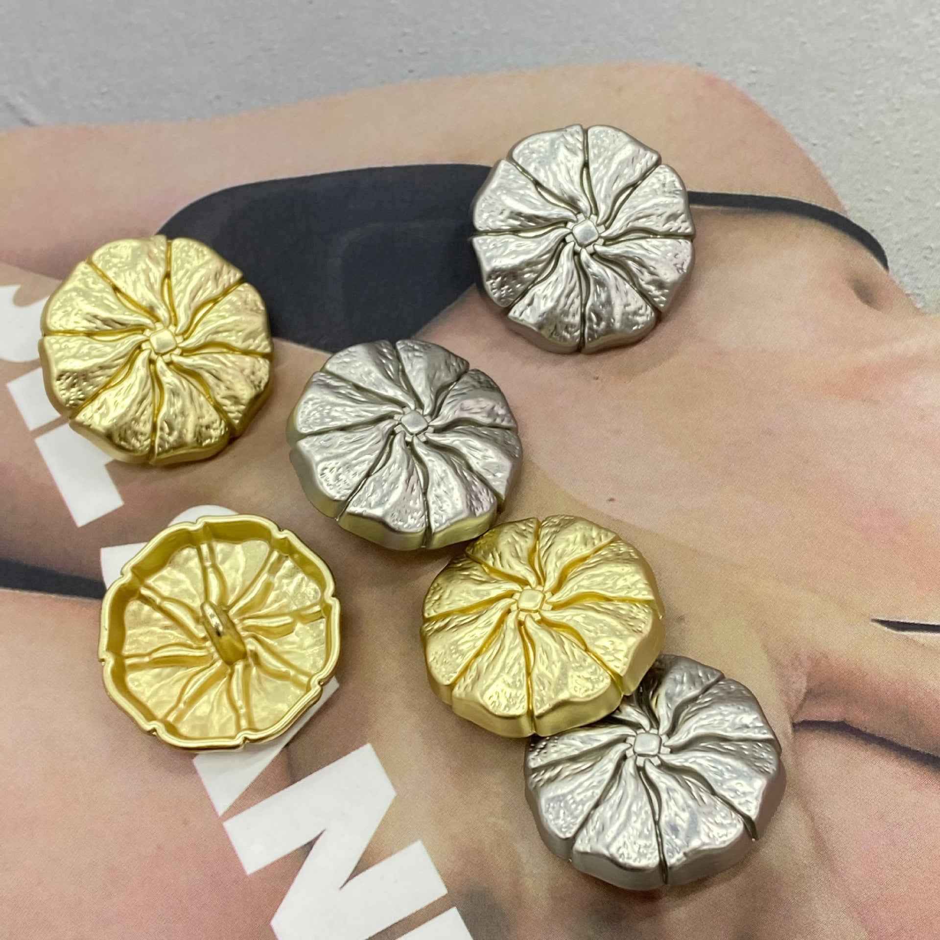 Floral metal shank buttons, light gold and white-nickel/silver finish, flower relief