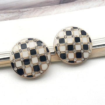 Goldfarbener 22-mm-Glitzerschmuck-Knopf mit schwarz-weißem Karomuster und Metall-Öse