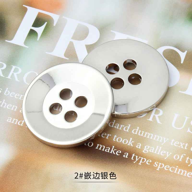 银白色圆形四孔金属纽扣，光滑表面，缝制用