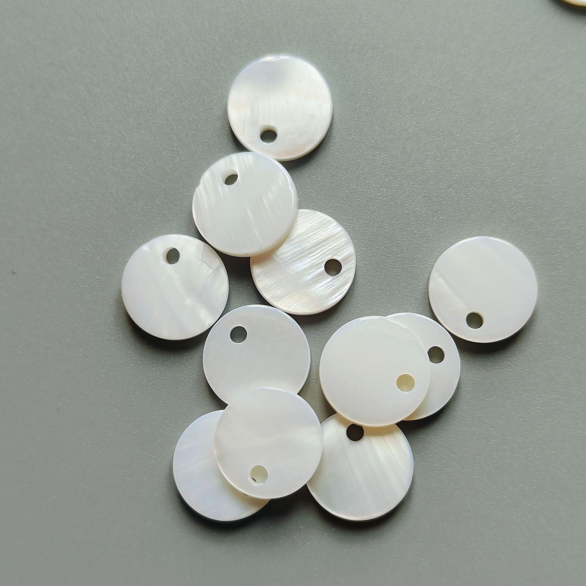 Set of natural shell round buttons, single-hole design, assorted pieces