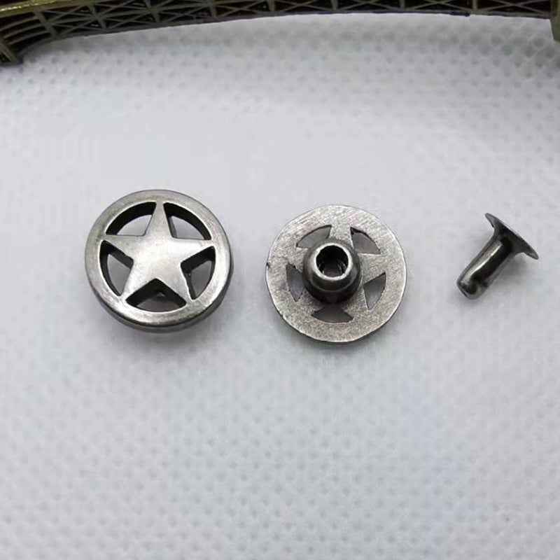 Stern-Studs silbern: fünfzackiger Stern vorn, Rückseite mit Lochscheibe und Stift