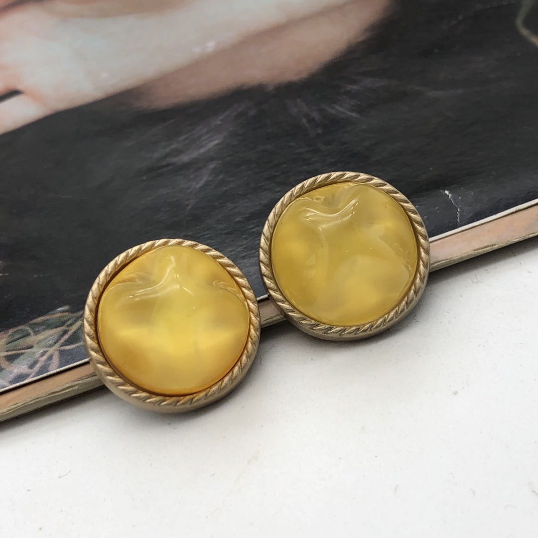 Round coat buttons, yellow stone-style center with gold-tone metal rim, 21mm (2 shown)