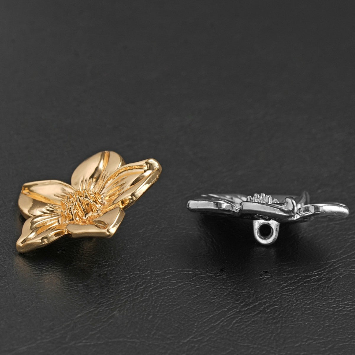 Floraler Knopf mit Schaft, Gold- und Silberton, seitliche Ansicht