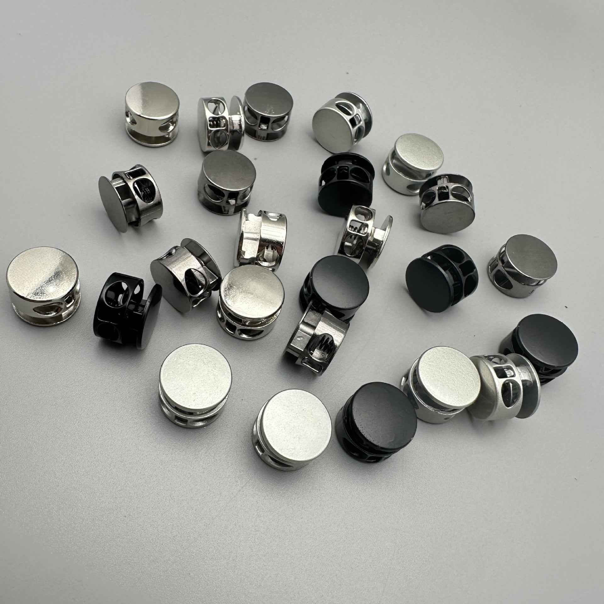 Metall-Kordelstopper mit 2 Löchern, rundes Federgehäuse, gemischte dunkle und helle Farben