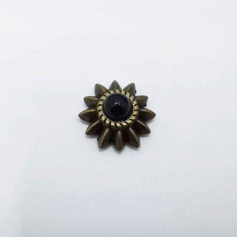13mm Chrysanthemum-Ohrstecker mit schwarzem Stein in bronzefarbener Fassung