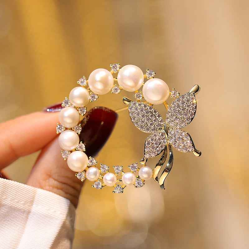 Brosche mit weißem Perlenband und Strass, goldfarbener Schmetterling im Kreis