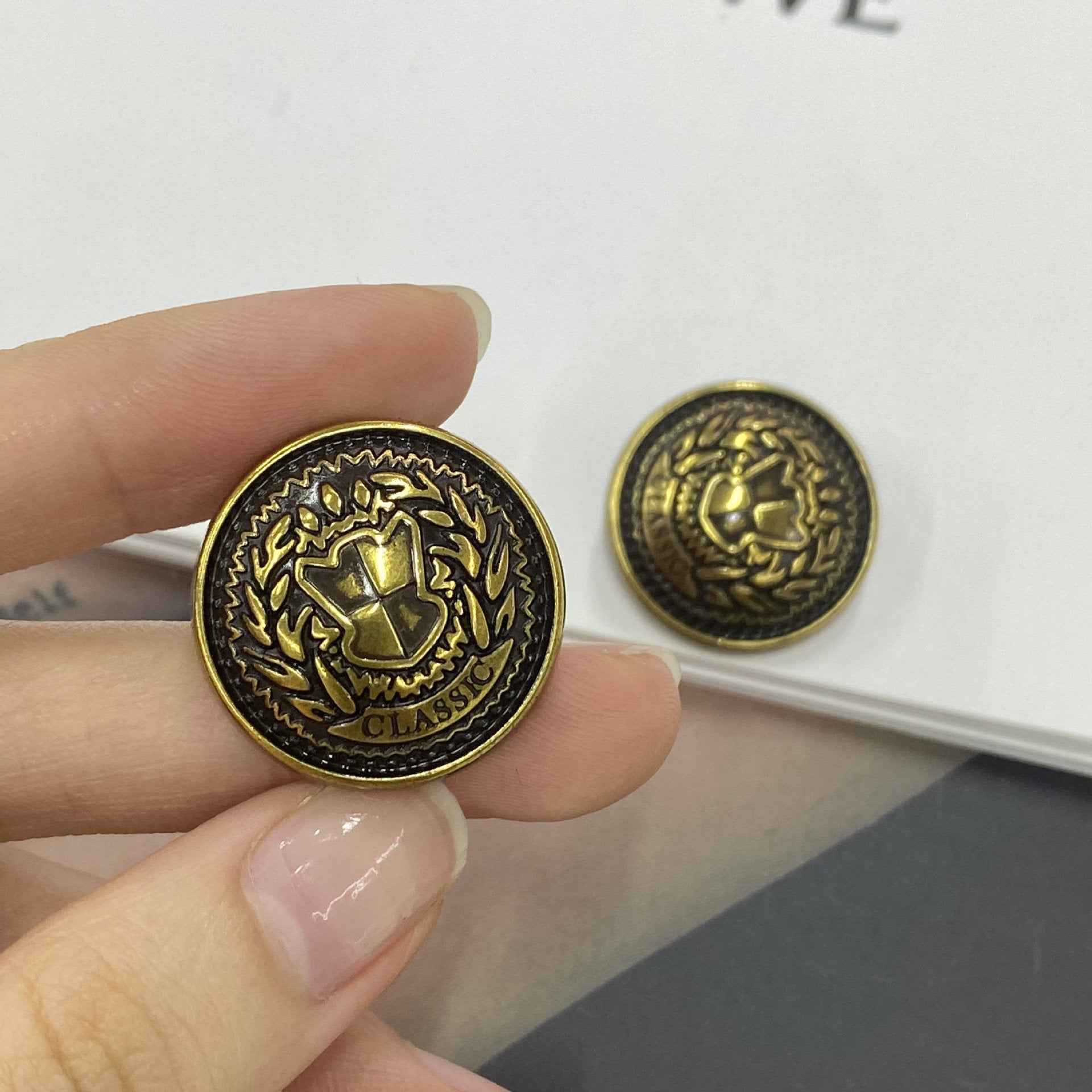 Metall-Schaftknopf 15–23 mm, rund, Peace-Schild, antikgold, mit Rahmenprägung