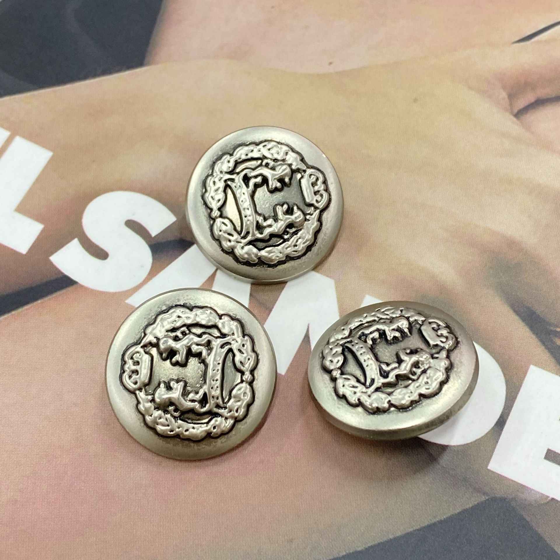 Round lion metal shank buttons, White Nickel tone, 3 pcs