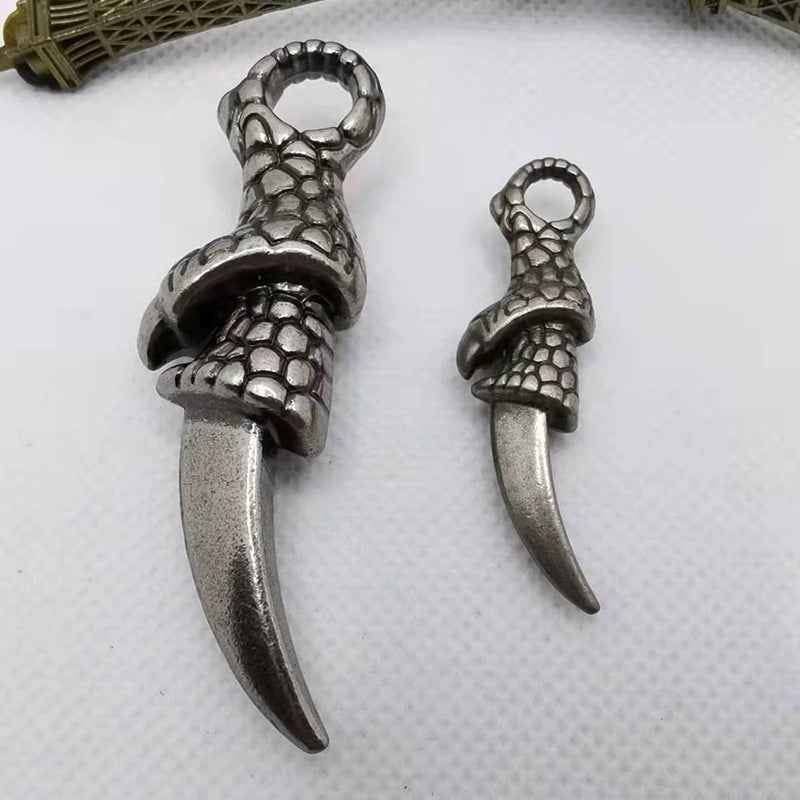 Krallen-Anhänger mit Ringöse, silberfarben, Detailstruktur wie Kettenpanzer