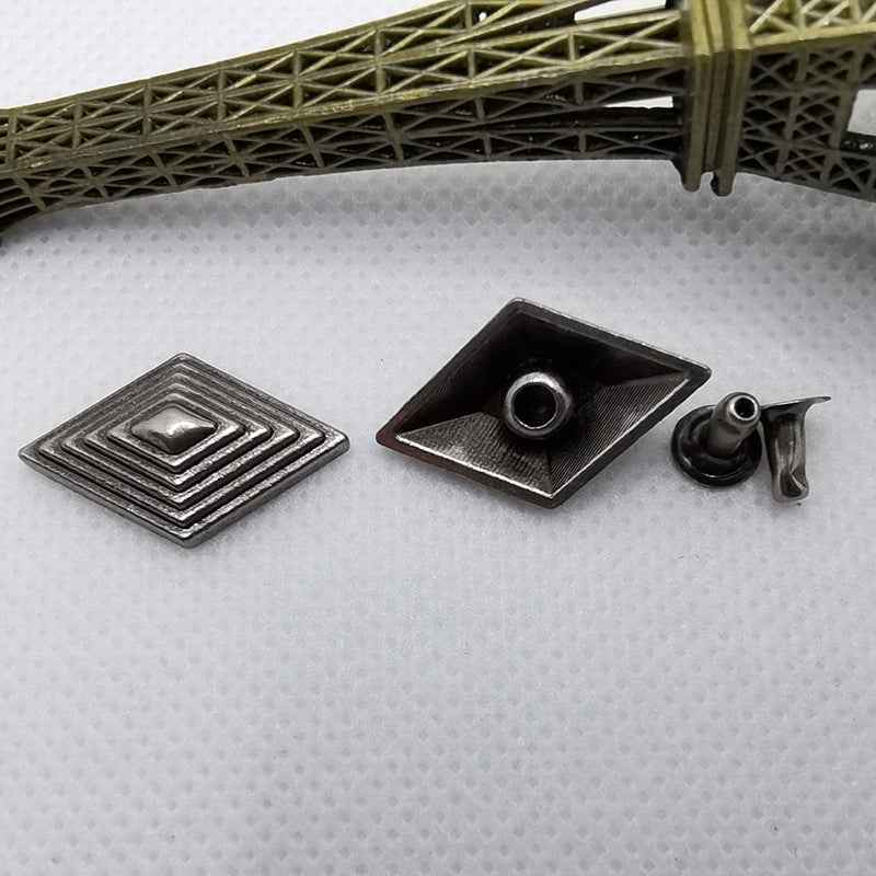 Quadratische Muster-Zierniete mit Mittelloch und Rückseite zum Vernieten, silberfarben