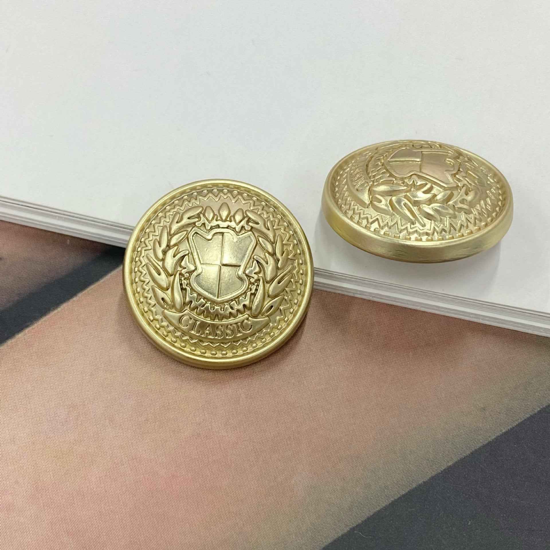 Metall-Schaftknopf 15–23 mm, rund, Peace-Schild, hellgold, mit Prägung