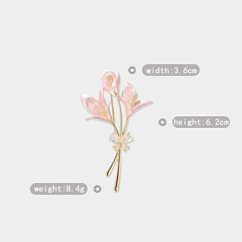 Rose gold lily enamel brooch size: 3.6 cm wide, 6.2 cm high, 8.4 g