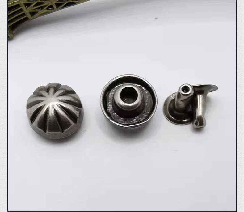 Kürbis-Stud in antik silber, Rückseite mit Einsatz und Befestigungsstift