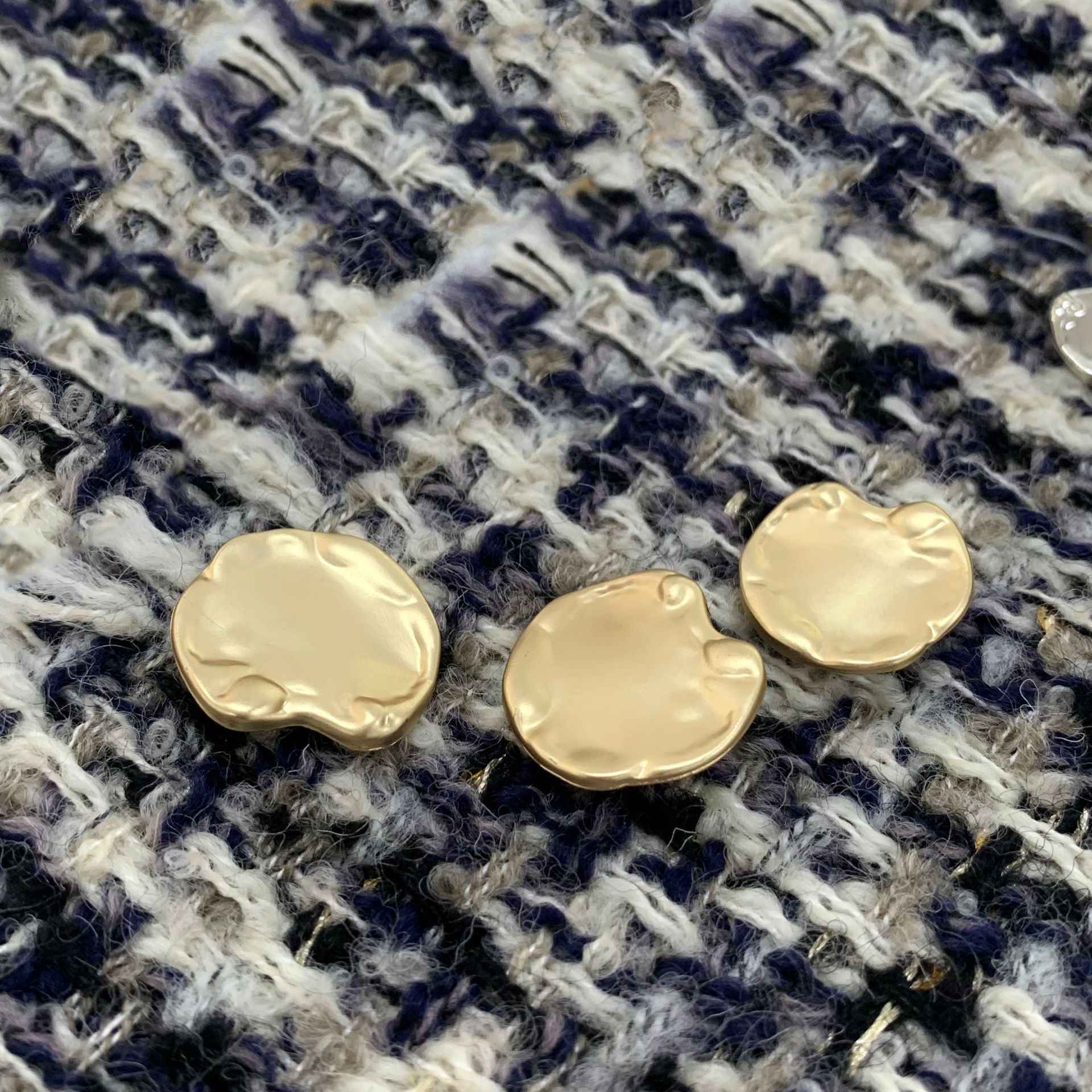 Gold irregular slim metal hand-sewn buttons, three rounded shapes, 18/21/23mm
