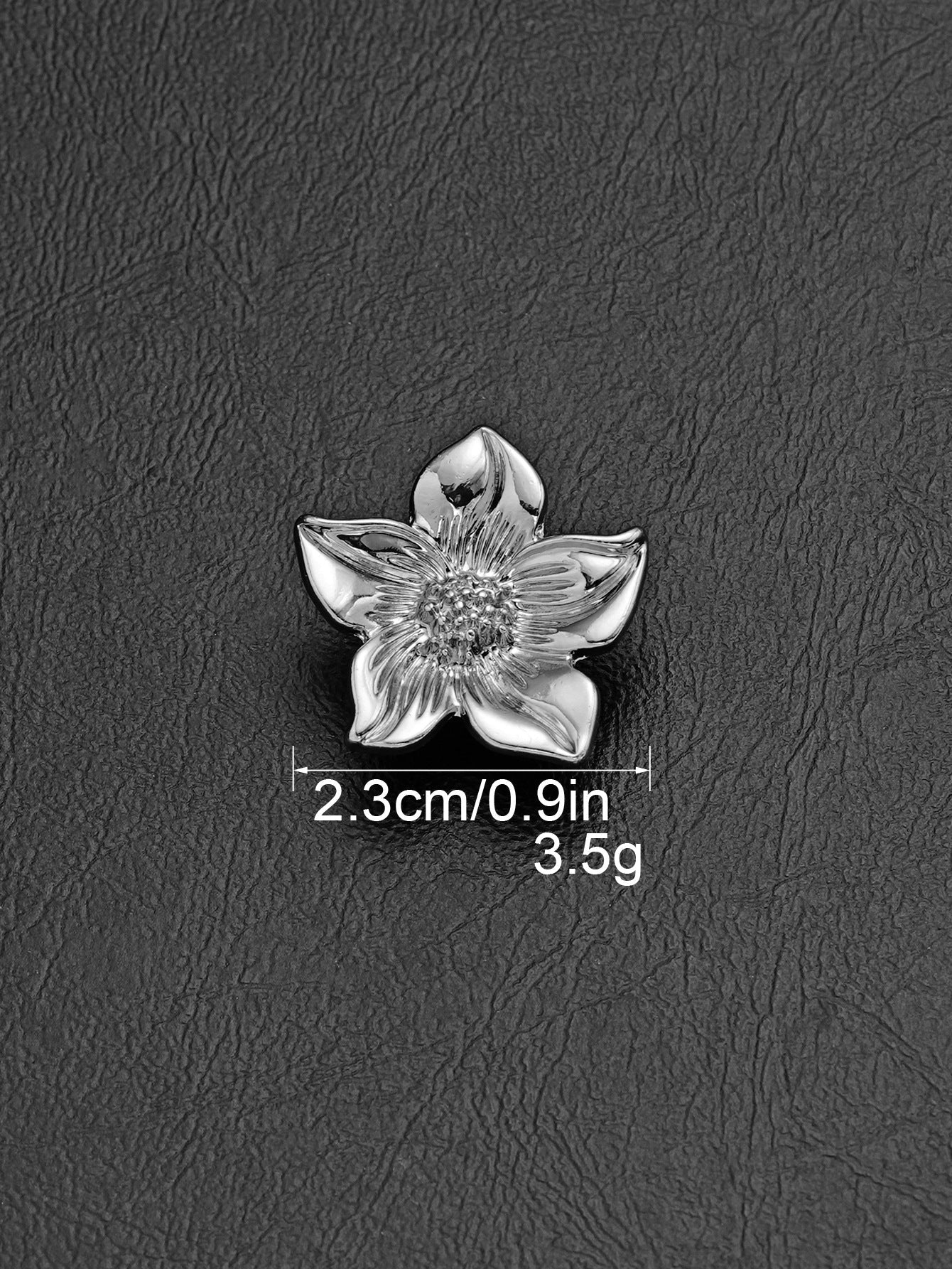 Silberfarbener floraler Schaftknopf, ca. 2,3 cm, Vorderansicht