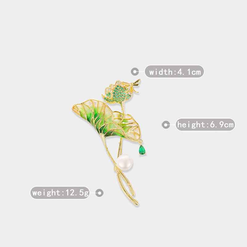Lotus leaf brooch pin; width 4.1cm, height 6.9cm, weight 12.5g; pearl & green stone