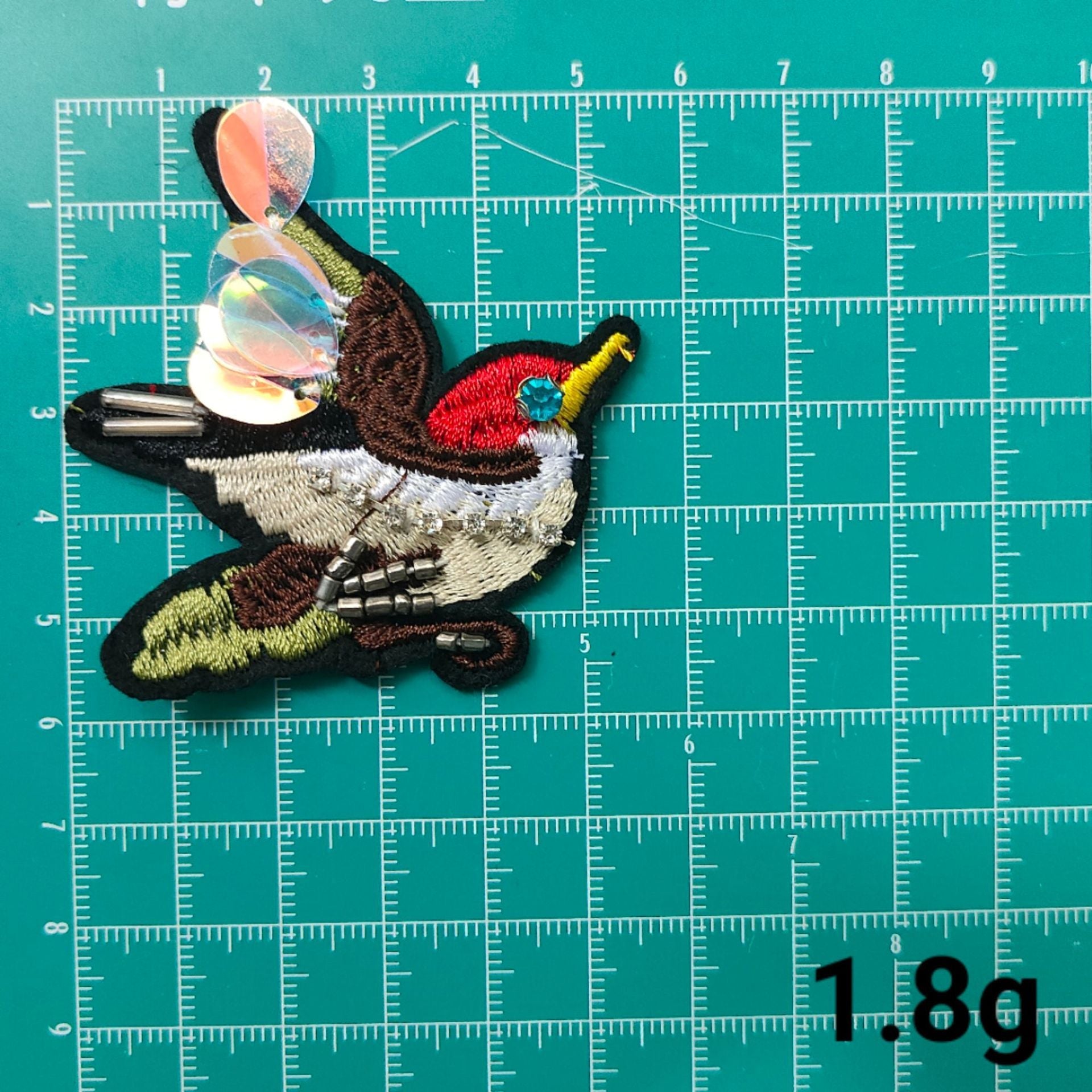 Parche de pato bordado multicolor con pico amarillo y alas oscuras