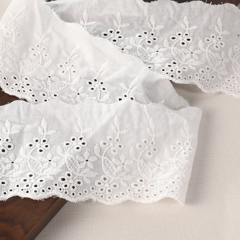 Encaje de algodón blanco con flores bordadas y puntitos, cinta ondulada
