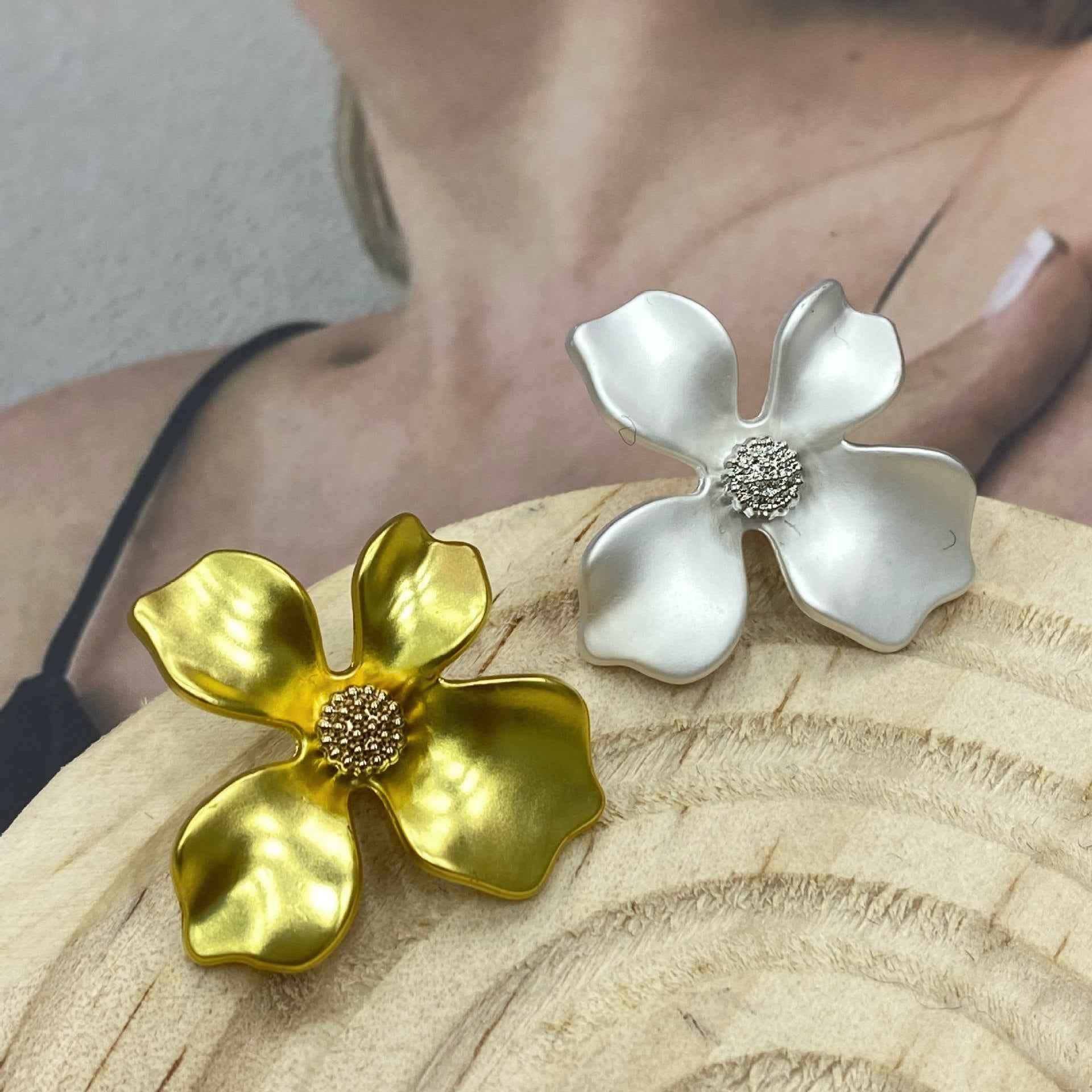 Knöpfe: Gold und Silber, vierblättrige Blume mit Metall-Schaft, 28 mm