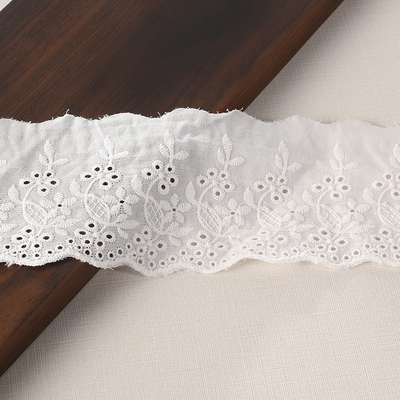 70mm encaje de algodón blanco con detalles bordados y calados, borde dentado