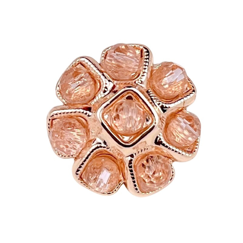 Blumenförmiger Metallknopf mit Perlen, rosé/pfirsichfarbene Steine und goldfarbenem Rand