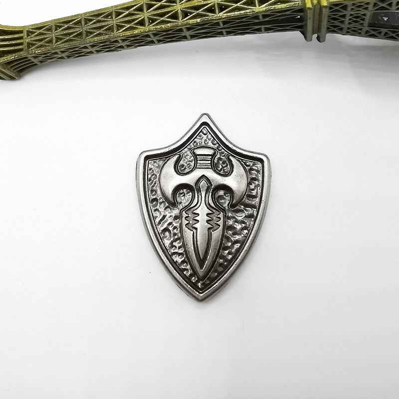 Silberner Shield-Stud mit Kreuz-Relief und Niet zur Befestigung