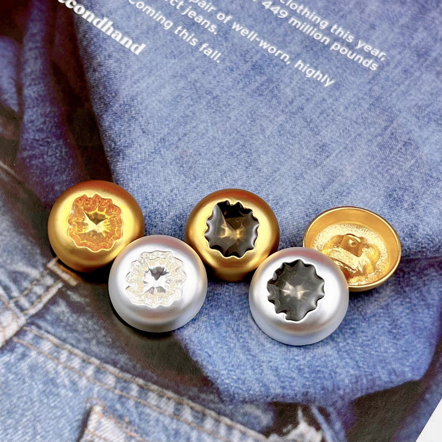 Vintage Metallknöpfe, rundes Sternrelief; Gold, Silber und Gold-Schwarz im Set