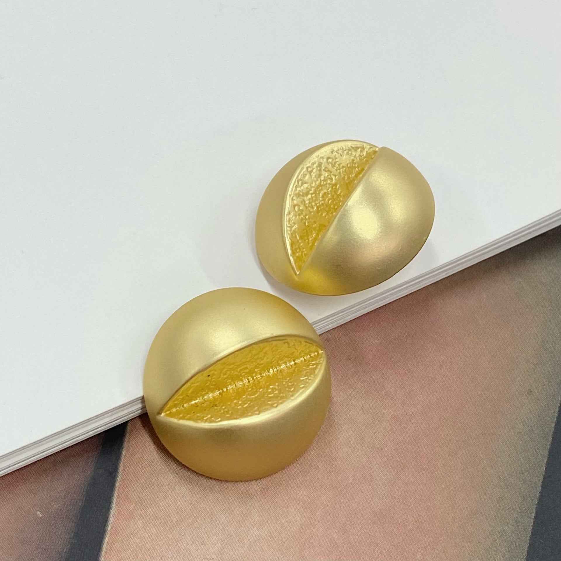23-mm Metallknöpfe, teegoldfarben, rund, glänzend; 2 Stück mit Dekor vorne