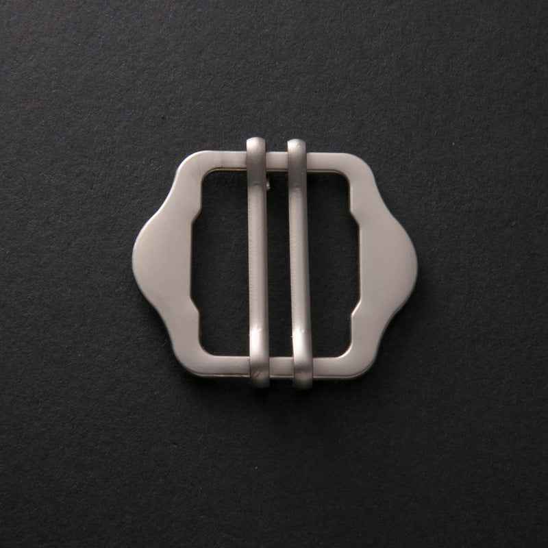 Silver metal double-pin slide buckle with wavy frame, 1–3 cm