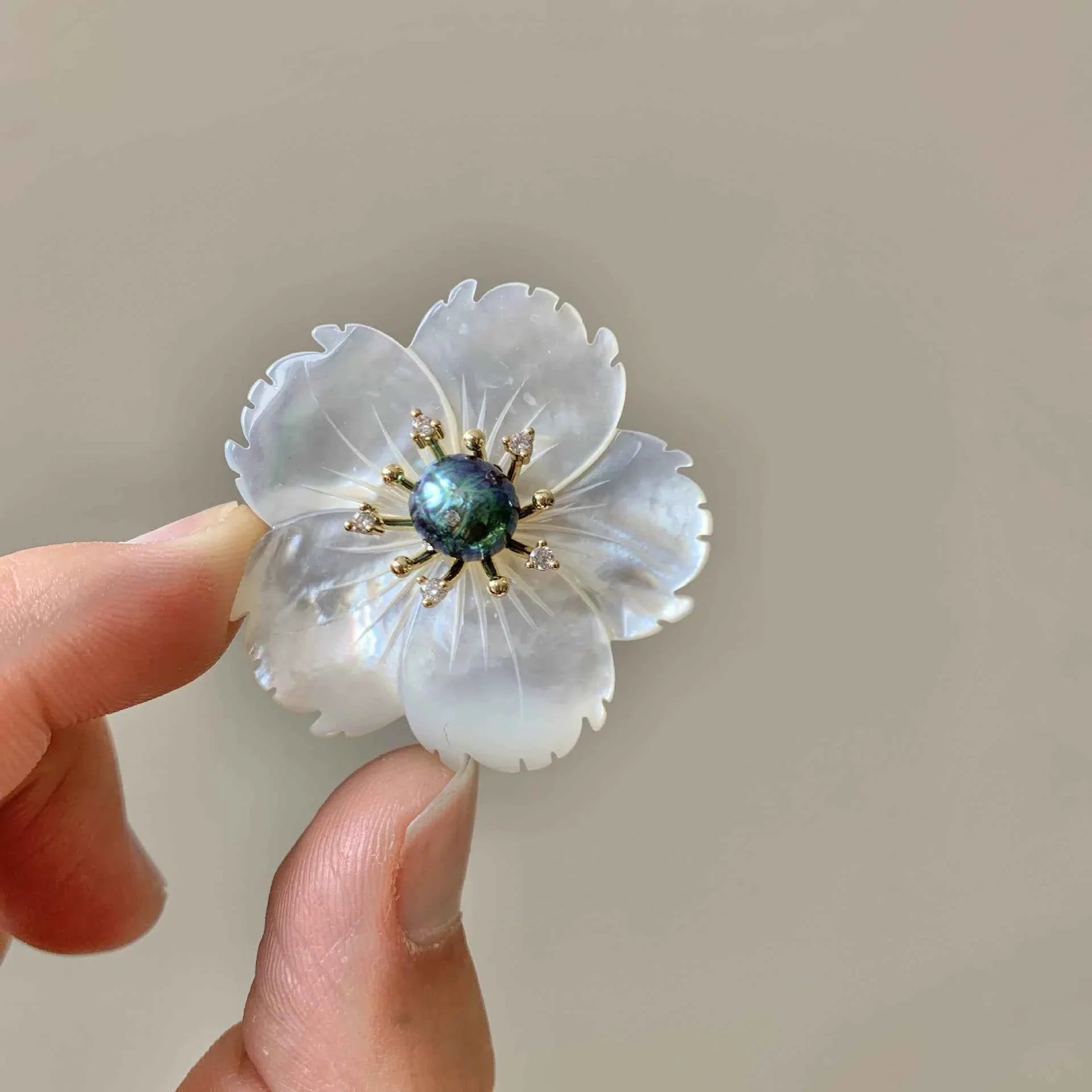Natural shell flower brooch with blue pearl cabochon and gold rhinestones (Style B)