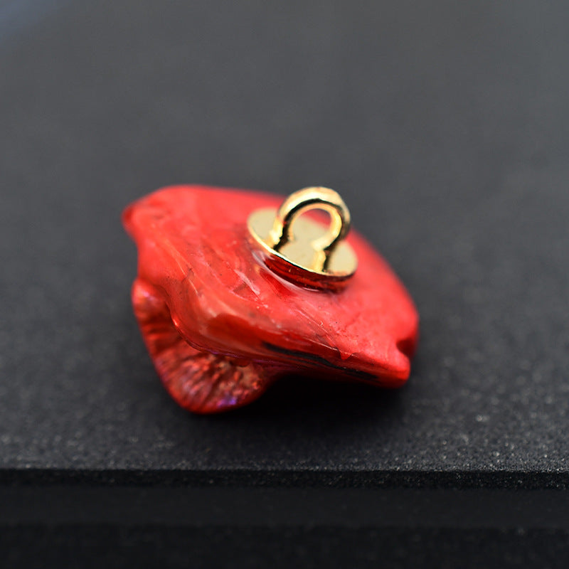20mm irregulärer Muschelknopf, rotes Finish, Metallzapfen oben