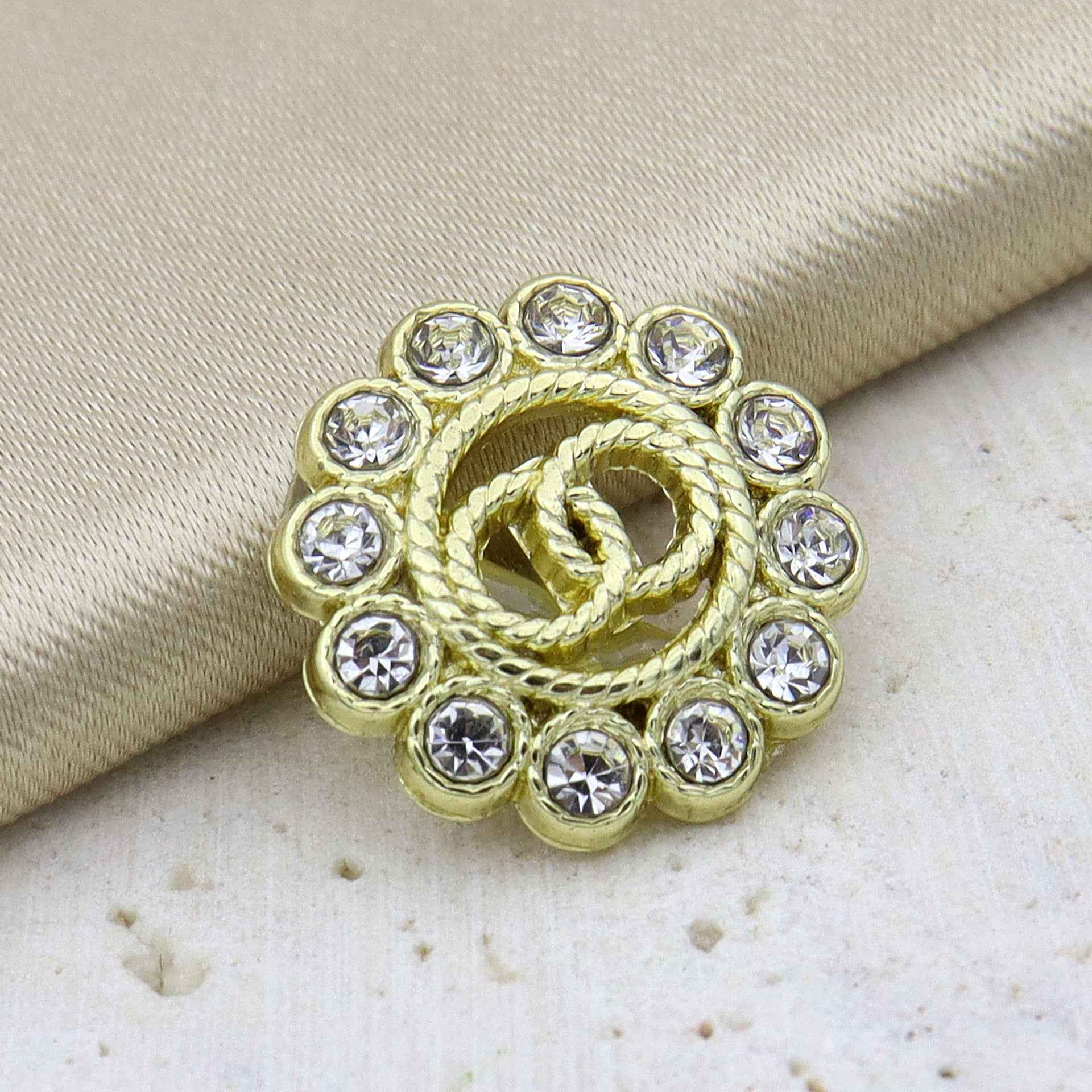 Goldene Strass-Knopf 15mm, hohl, doppelter Ring, Nahaufnahme auf Stoff