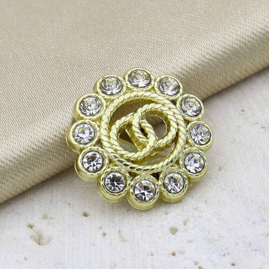 Goldene Strass-Knopf 15mm, hohl, doppelter Ring, Nahaufnahme auf Stoff