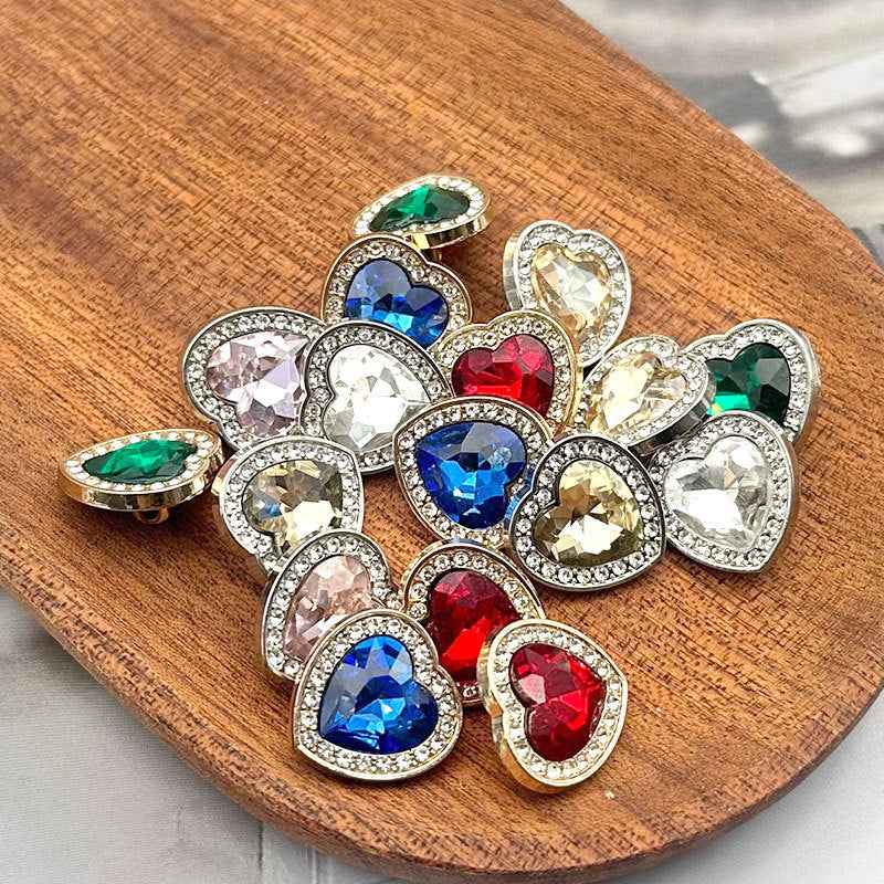 Herzförmige Strass-Knöpfe mit weißen, blauen und roten Steinen, Metallfassung