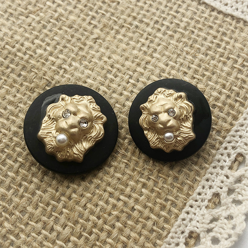 Zwei schwarze 25mm Knöpfe mit goldfarbenem Löwenkopf, Strass-Steinen und Perle