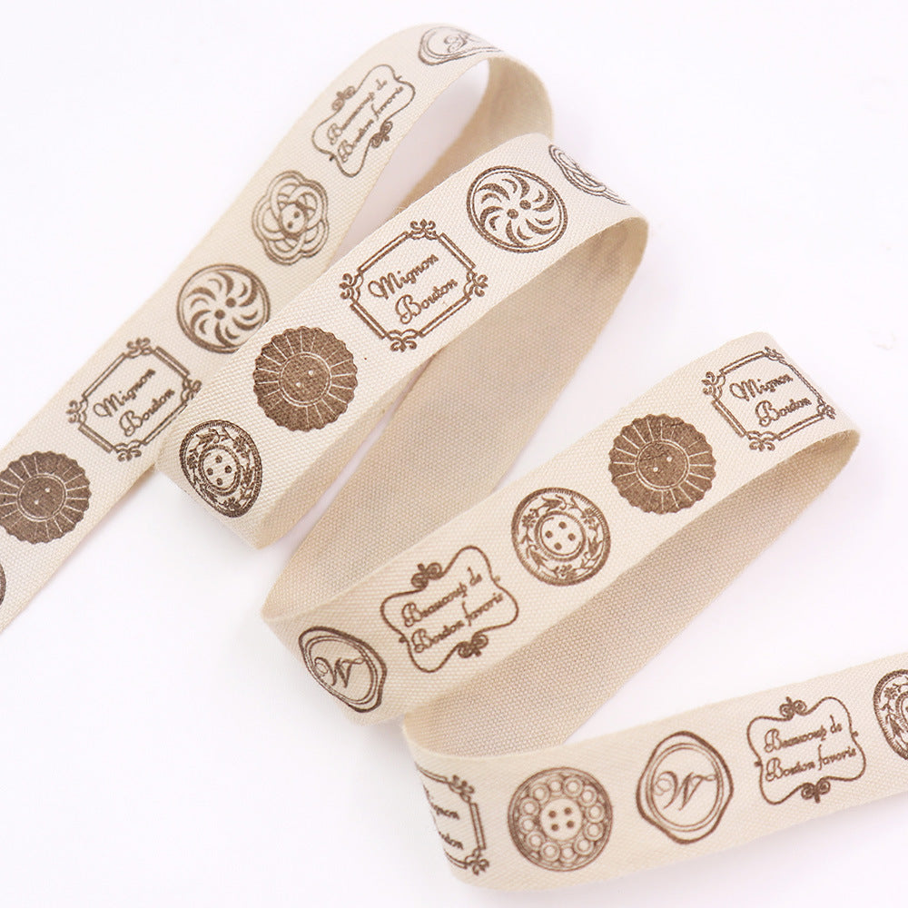Bias Tape in Creme mit braunen Vintage-Zahlen, Kreismotiven und Label-Prints, ausgerollt (7er)