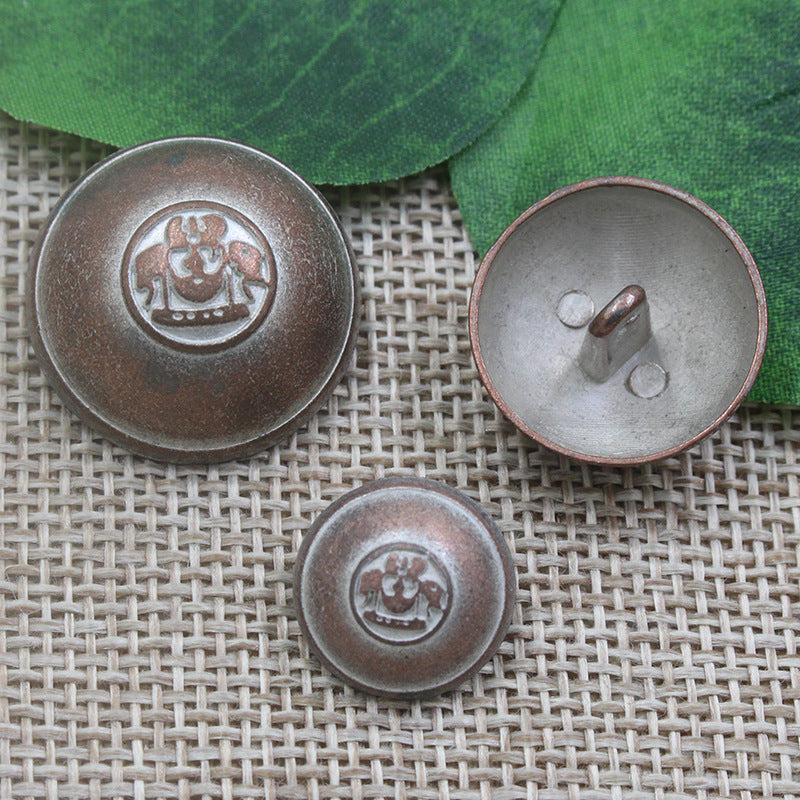 Ein einzelner runder Knopf, dunkelbronze, geprägtes Kronen-Emblem auf der Vorderseite