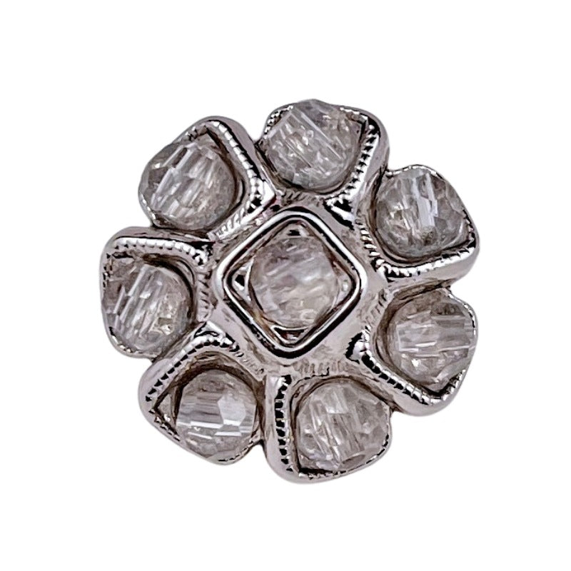 Blumenförmiger Metallknopf mit Perlen, graue Steine und silberfarbenem Rand