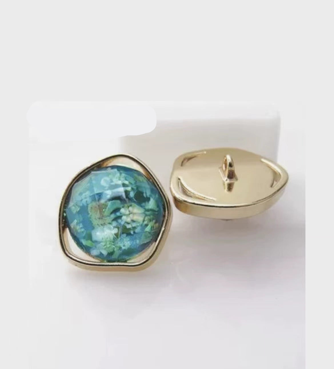 Blaue Naturmuschel-Knöpfe mit goldfarbenem Metallrand und Schaft, unregelmäßig