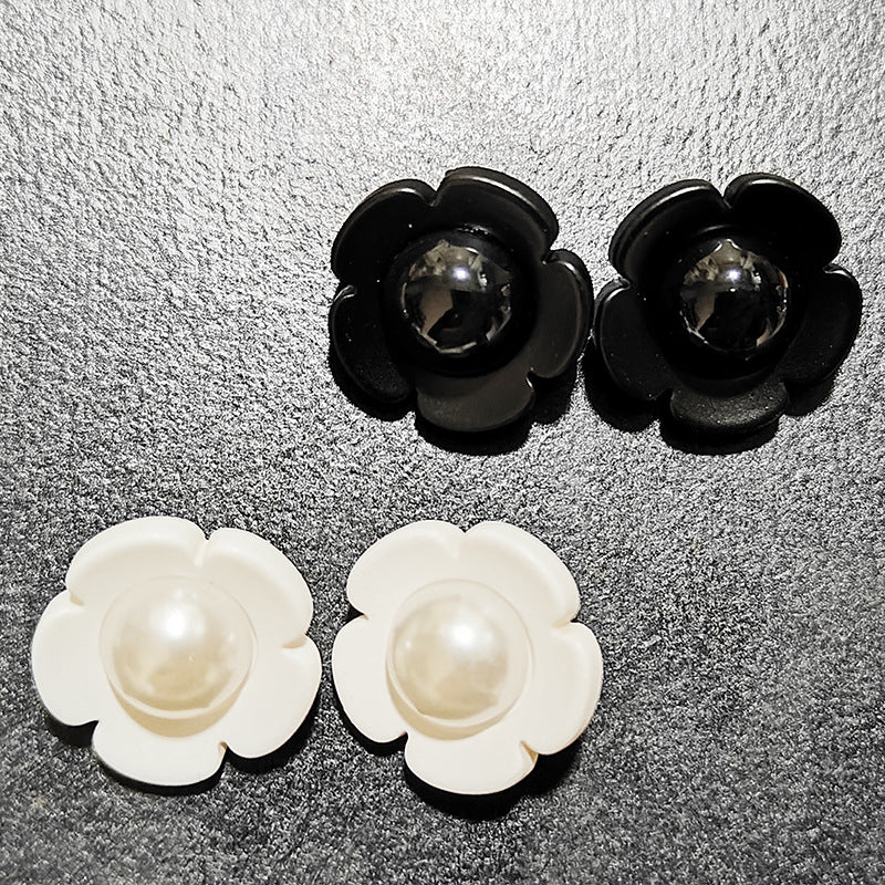 Black & white resin flower shank buttons, 11/18mm, 2 styles shown