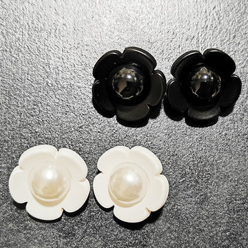 Black & white resin flower shank buttons, 11/18mm, 2 styles shown