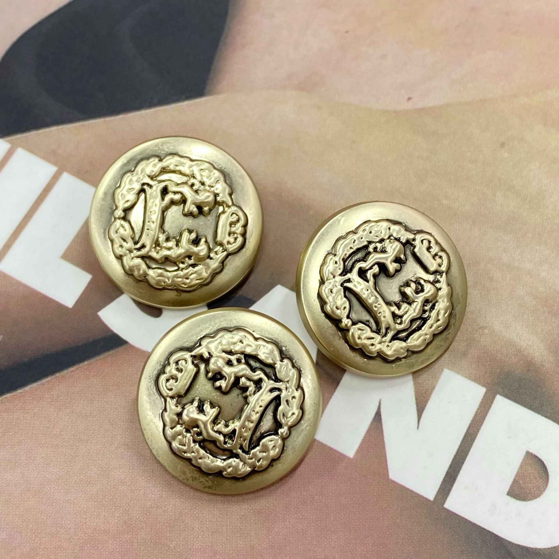 Round lion metal shank buttons, Tea Gold tone, 3 pcs