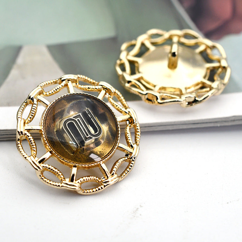 Goldfarbener Metallknopf mit Buchstabe M, 18/23 mm, mit Schaft
