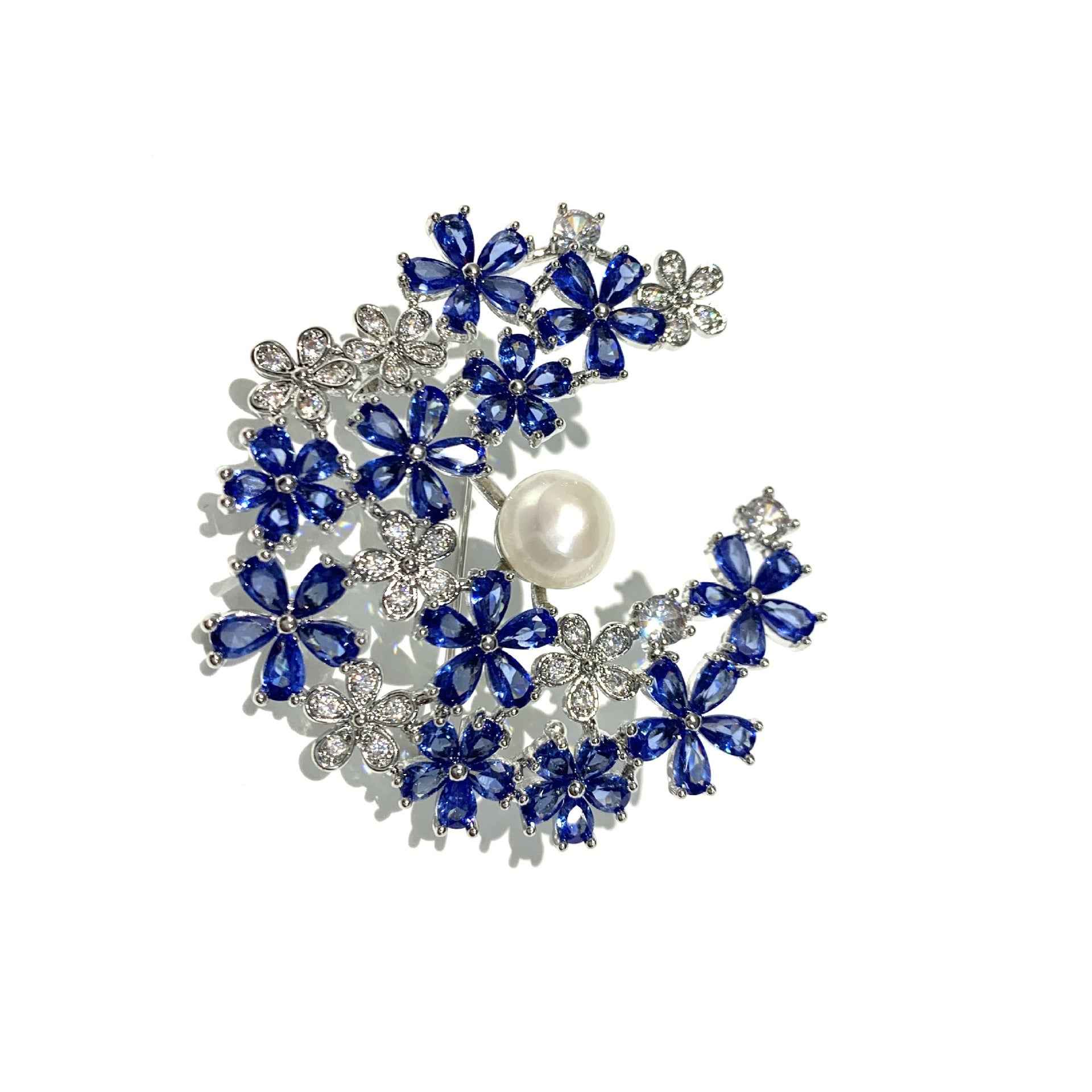 Blumenkranz-Brosche mit blauem Strass, weißen Zirkonia-Blüten und großer Perle